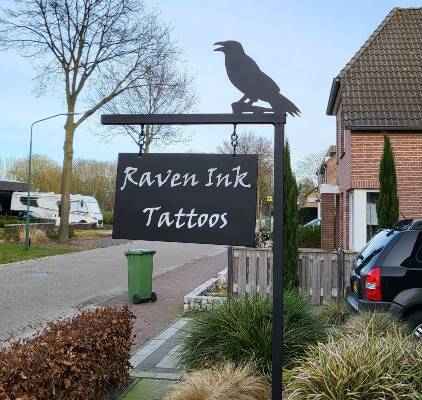 Reclamebord met buiten plakletters